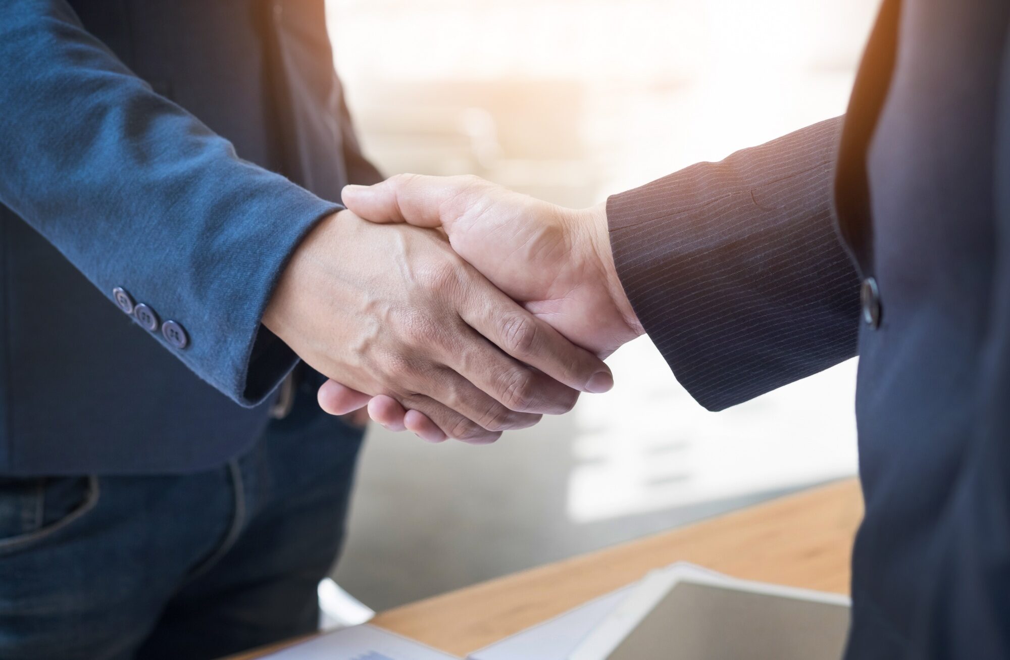 due uomini d affari fiduciosi stringendo la mano durante una riunione ufficio il successo il commercio il saluto e il concetto di partner